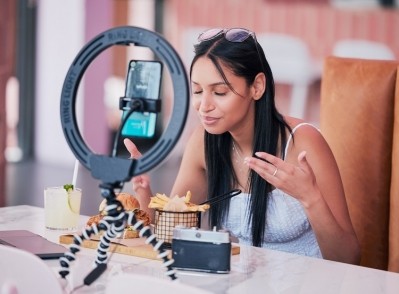 BEUC is calling for regulatory reform in a similar vein to that recently adopted by France, but with the inclusion of a ban on the promotion of foods high in fat, sugar and salt (HFSS) to kids. GettyImages/PeopleImages